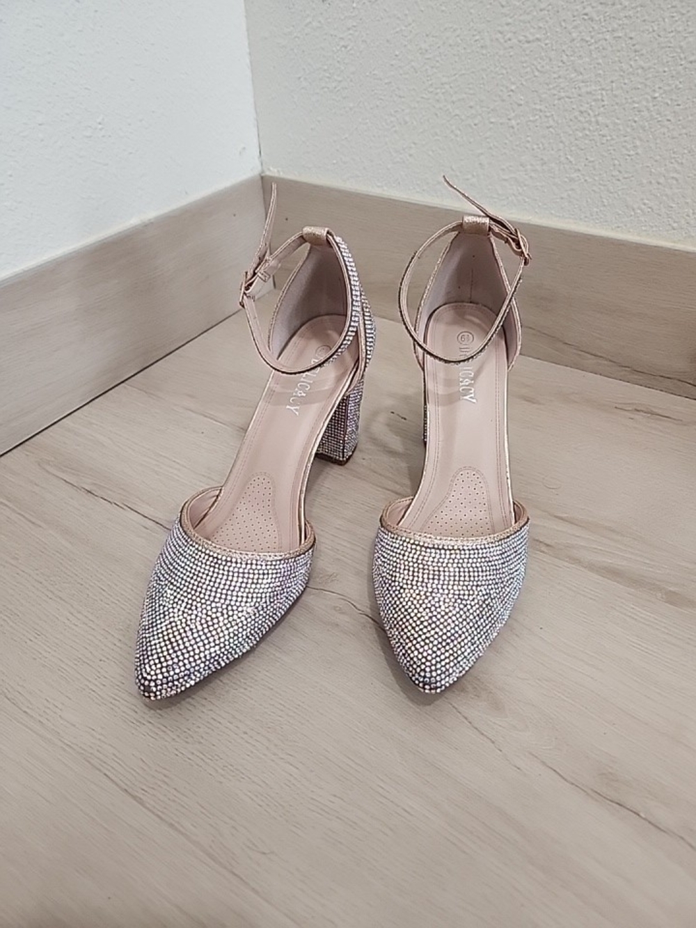 Delicacy Rhinestone Pointed Toe Block Heel Ankle Strap Pumps - Rose Gold